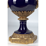 Ваза темно-синего цвета из фарфора с бронзовыми ручками в виде фигур Eden Garden porcelain and bronze варинант исполнения - 4 | Loft Concept в Липецке